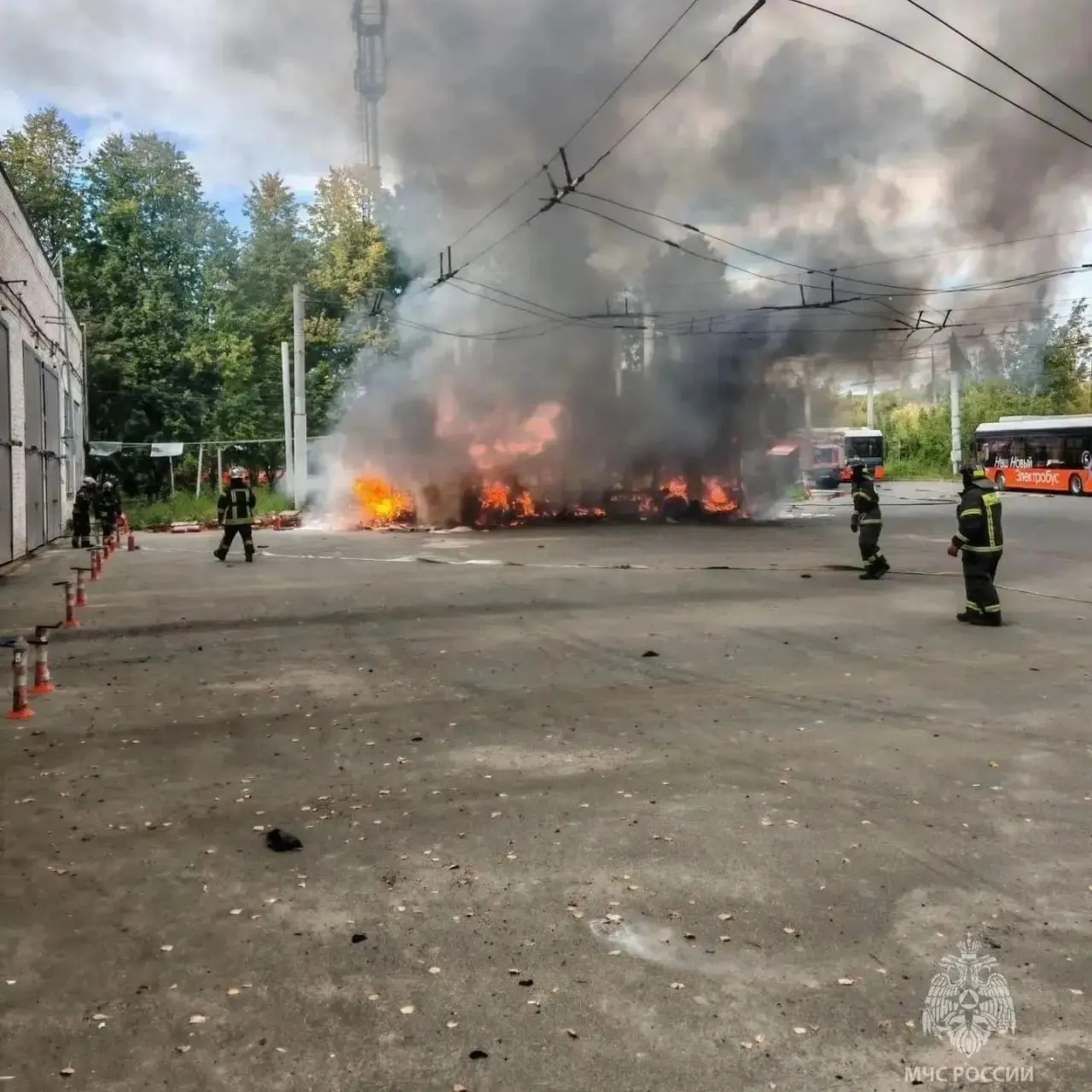 Два электробуса загорелись в Нижнем Новгороде с разницей в месяц; названы предварительные версии причин.