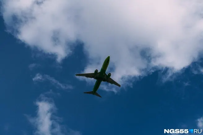 AZUR air отменял прямые рейсы из Омска в Нячанг и еще шесть городов; флот перенаправят на другие направления, пассажирам предложат обратиться к туроператорам для переоформления бронирований.