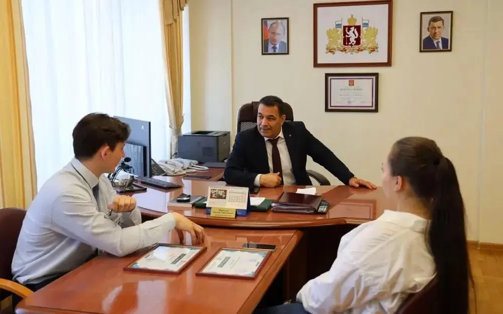 Бывшего руководителя антикоррупционного департамента обвиняют во взятке на 9 млн рублей; суд избрал меру пресечения, он содержится в СИЗО до 14 декабря.