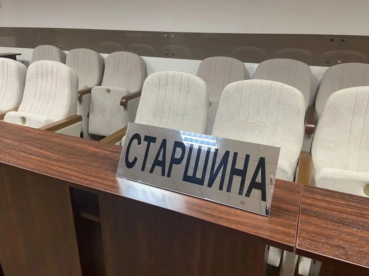 Законопроект предусматривает сокращение числа присяжных вдвое; в совещательной комнате будет присутствовать судья.