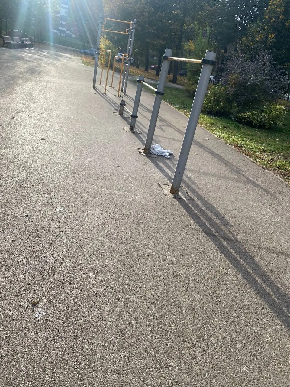 Пятилетний ребёнок был доставлен в больницу после падения с турника во дворе дома, жители жалуются на отсутствие безопасного покрытия.