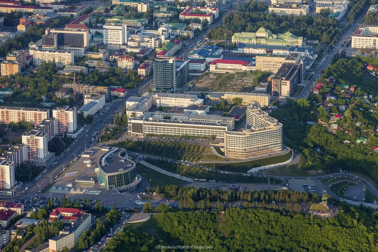На совещании в Уфе озвучили, что около 145 000 объектов недвижимости не занесены в реестр адресов, что приводит к недополучению налогов и ослаблению контроля за застройкой.
