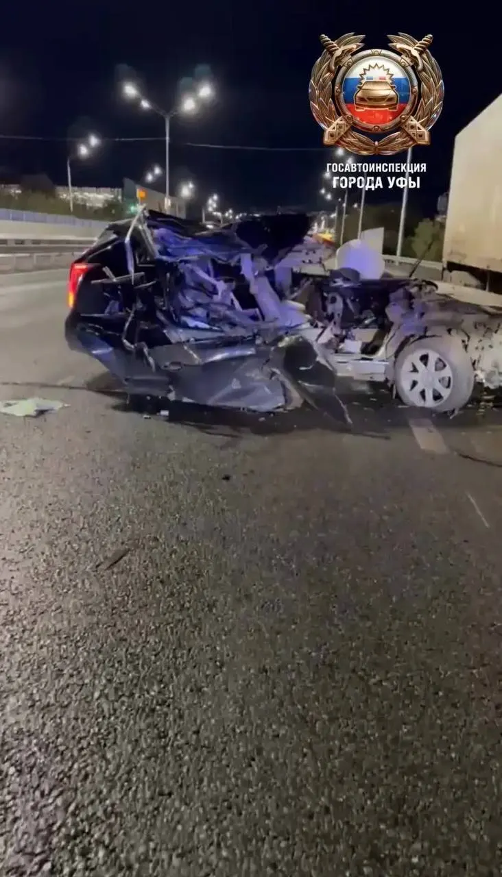На трассе Уфа — Оренбург произошло ДТП: легковой автомобиль врезался в грузовик, который заглох. Пострадавших нет.