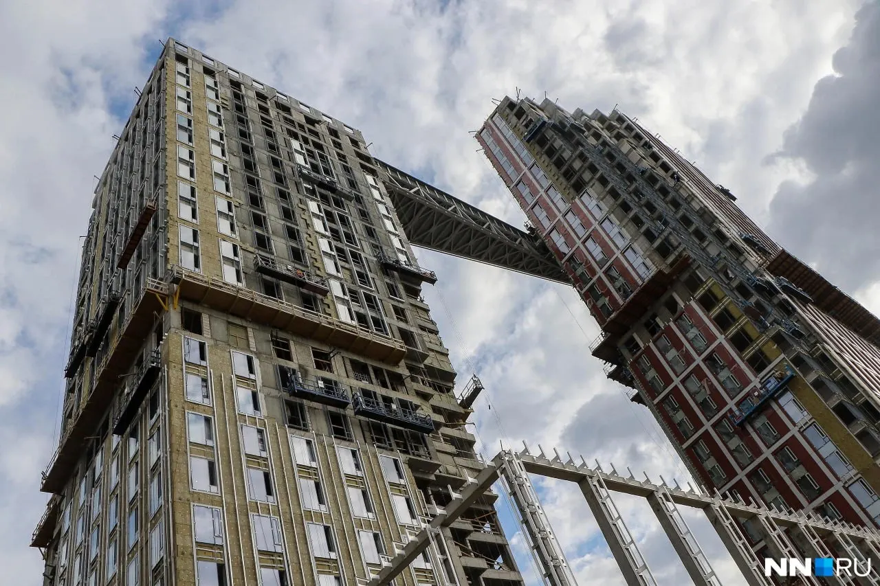 Комплекс из двух башен высотой 27 и 32 этажа близ Нижнего Новгорода готов к запуску; мост между башнями уже смонтирован и станет приватной зоной с панорамным видом на город. Ввод в эксплуатацию запланирован на четвертый квартал года.