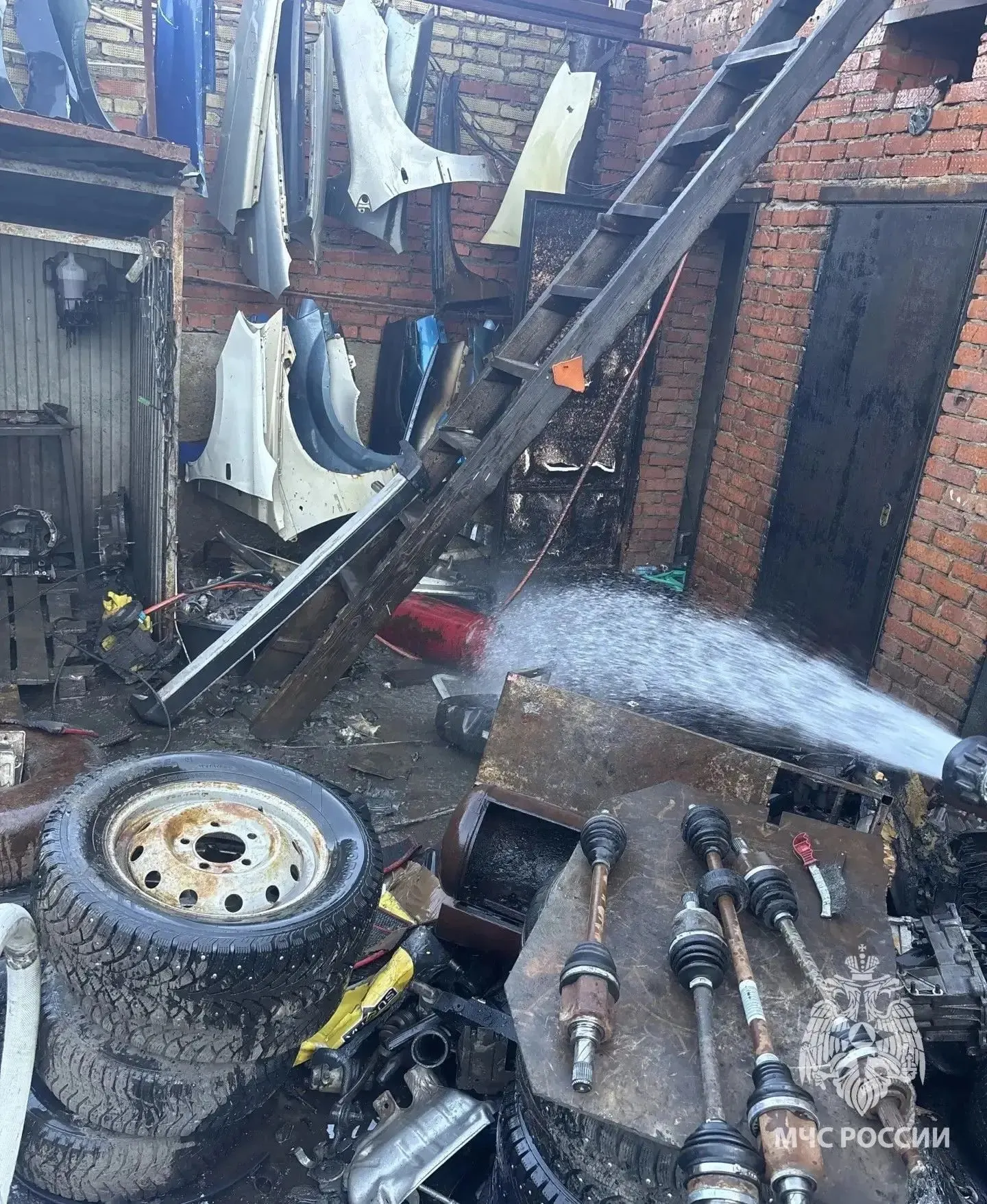 Взрыв произошёл во дворе автоцентра в Уфе. Один пострадавший находится в тяжёлом состоянии, другого осмотрели и отпустили домой.