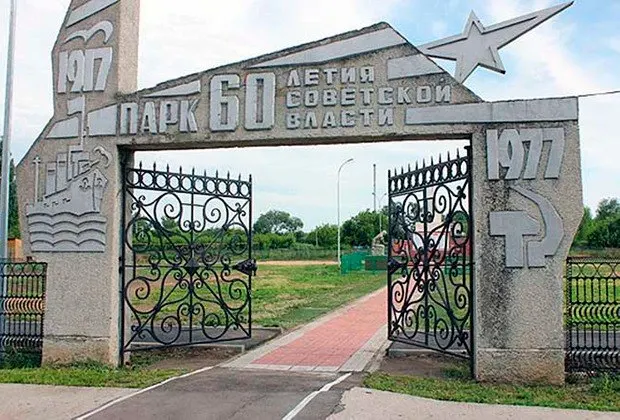 Прокуратура добилась через суд признания приватизации территории незаконной и обязала убрать временные постройки.