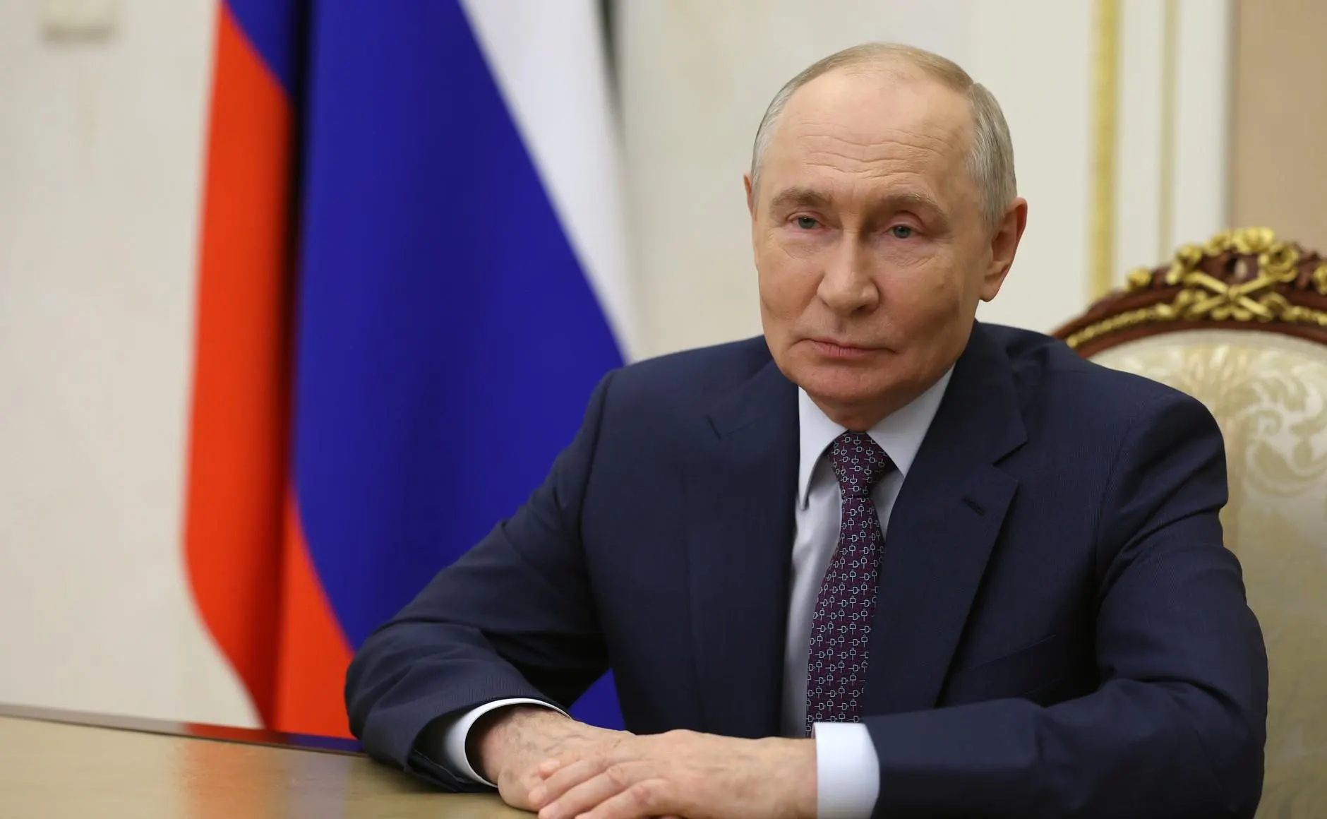 Путин поздравил педагогов с профессиональным праздником и отметил важность их труда.