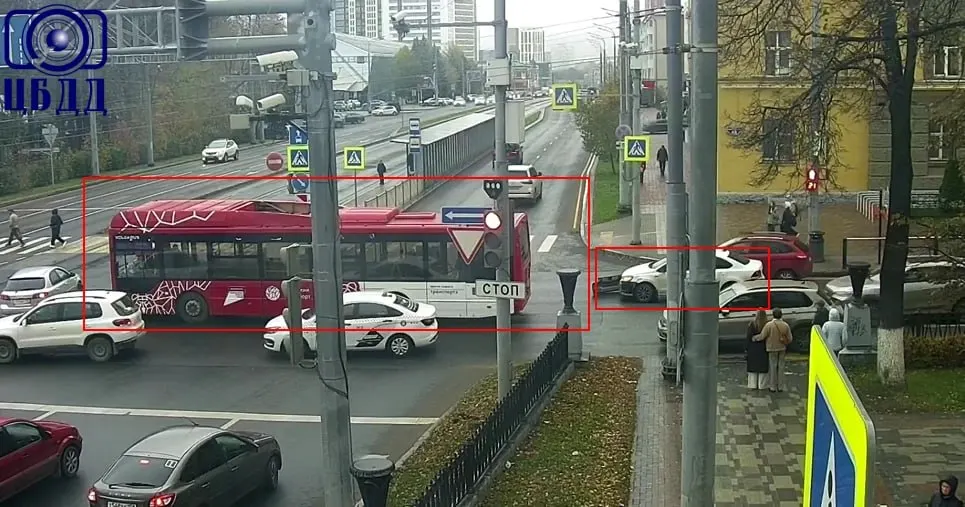 На перекрёстке с Революции произошла авария: на месте — автобус и легковой автомобиль Lada; движение ограничено.