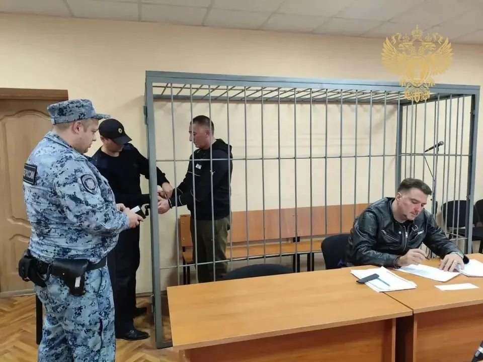 Мужчина предложил замять уголовное дело через фиктивных знакомых; задержан ФСБ и осужден на 4,5 года колонии.