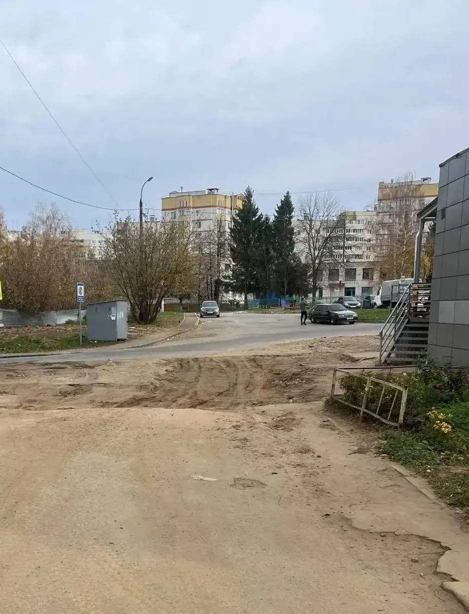 После реконструкции трубопровода дорога между домами №2 и №4 не восстановлена, улица стала непроходимой, что мешает школе, детскому саду и остановкам.