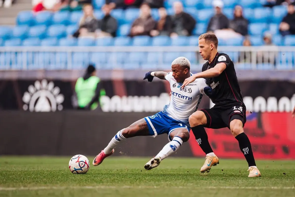 Тольяттинский Акрон прервал девятиматчевую беспроигрышную серию московского Динамо, победив со счетом 3:1.