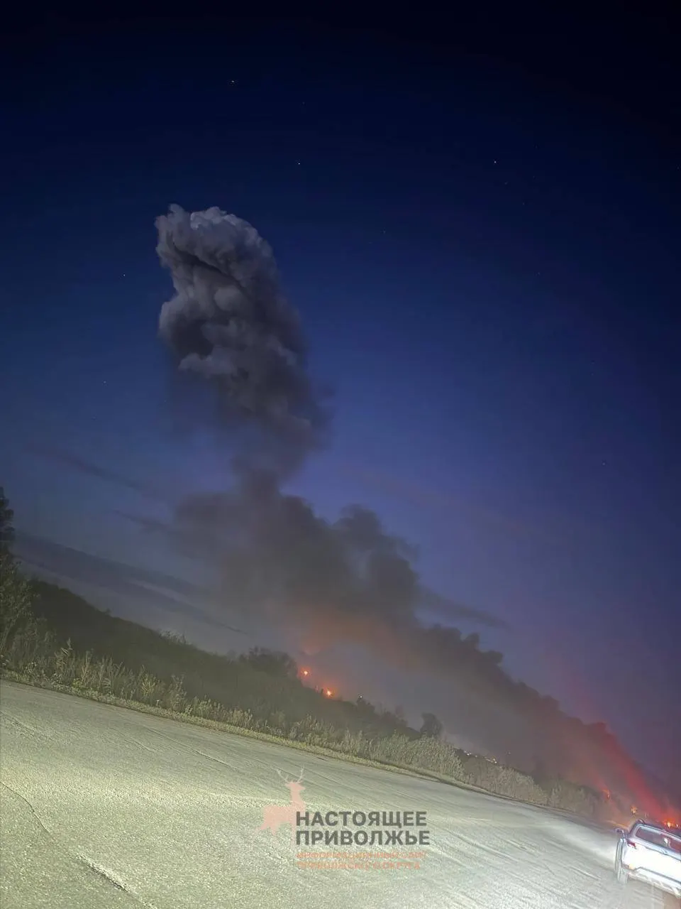 После атаки беспилотников в Башкортостане возгорание возникло в промзоне завода Газпром Нефтехим Салават; жители сообщают о взрывах и сиренах.