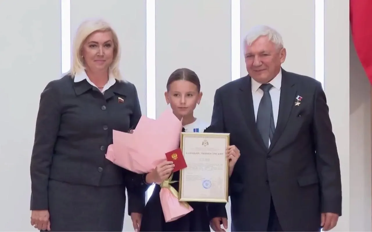 Школьница Таисия Шумилкина спасла подругу у пруда и была награждена медалью за проявленное мужество.
