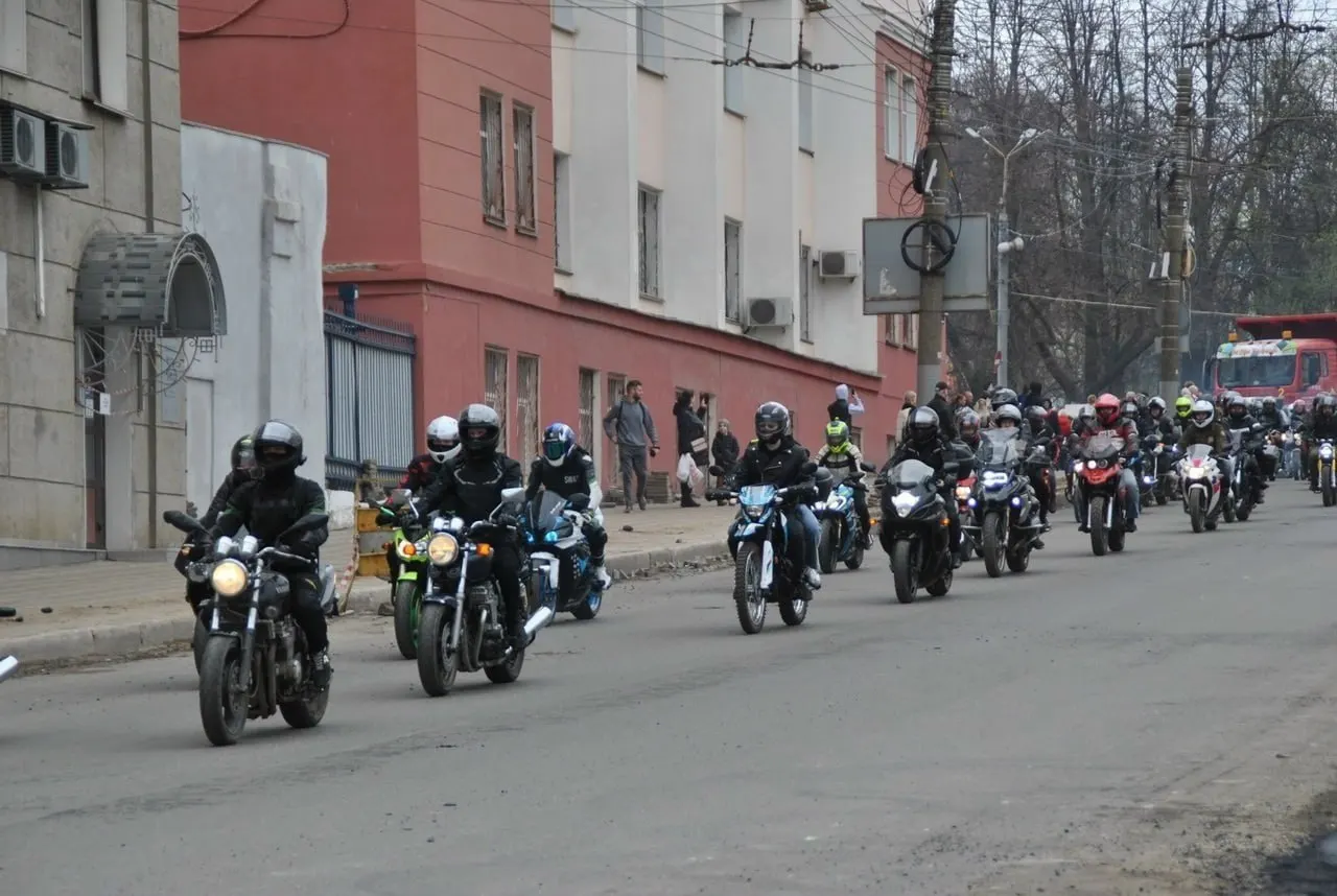 На Театральной площади стартует завершение мотосезона; байкеры соберутся в 12:00 и пройдут колонной по городу.