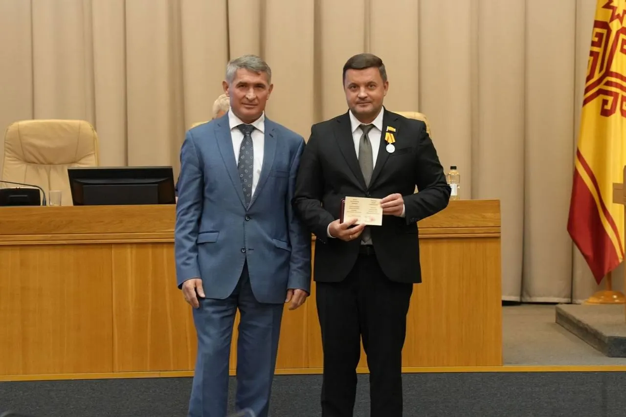 Депутат Андрей Марушин получил медаль за активную законотворческую деятельность. В статье освещены его роли в комитетах, вопросы вокруг семейного бизнеса и спорные проекты рядом с газопроводом.