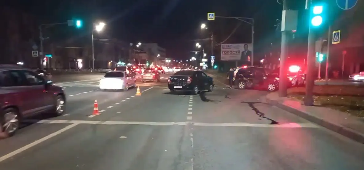Четыре человека пострадали в ДТП на проспекте Гагарина в Нижнем Новгороде; пострадавшие доставлены в больницу.