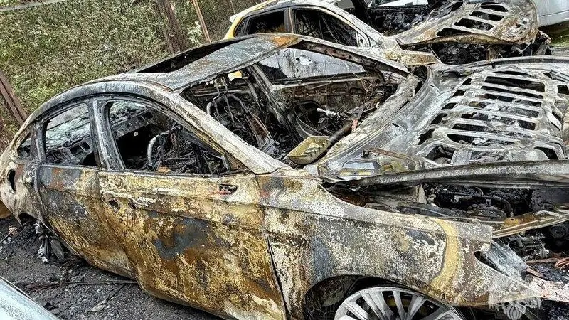 Пожар в Октябрьском районе Саратов распространился на пять автомобилей: три полностью сгорели, ещё два повреждены огнем.