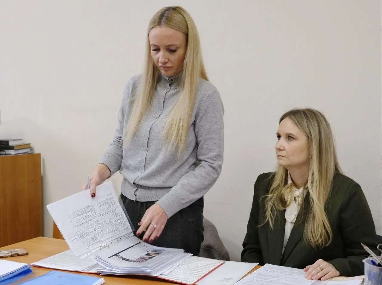 Известные лица подали иск по защите чести и достоинства; конфликт разгорается в судебном процессе между представительницами теле‑ и онлайн‑публики.
