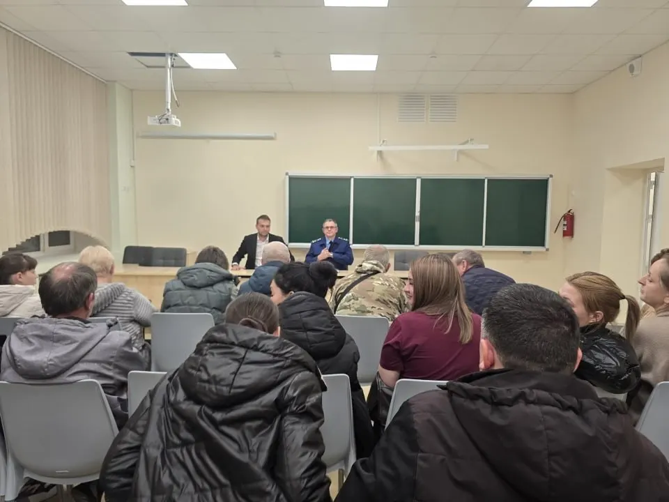 После взрыва газа жильцы дома на улице Блинова требуют полноценного восстановления. Власти обещали финансирование к концу года, но жители считают сумму недостаточной.