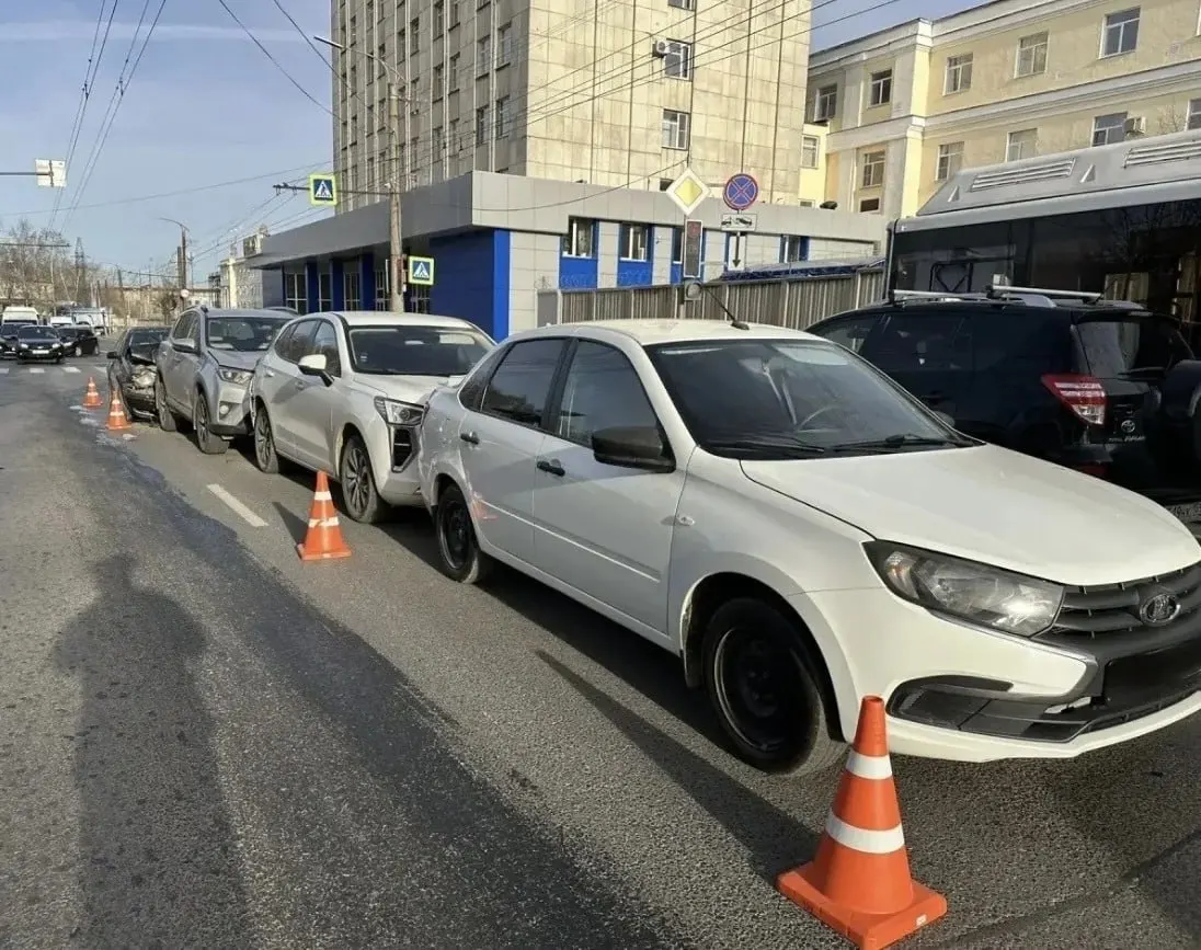 На Октябрьском проспекте города Кирова 21 октября около 08:45 произошло столкновение четырех машин; пострадала женщина-водитель.