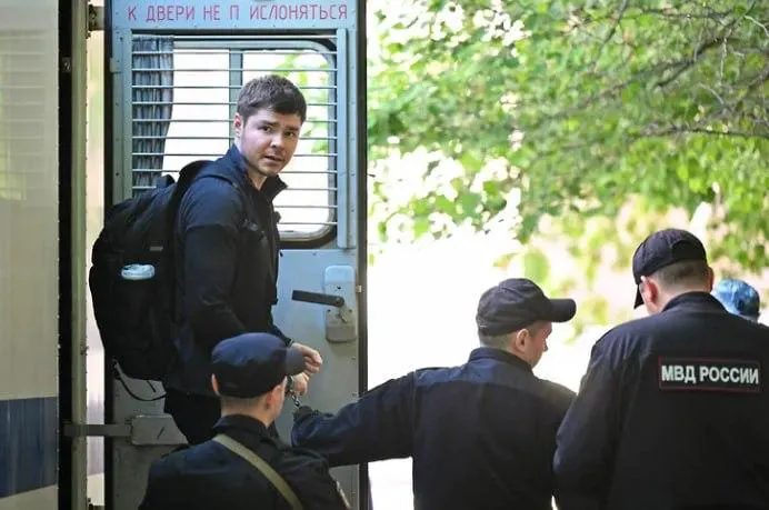 Суд снизил срок Аязу Шабутдинову по делу о мошенничестве с инфопродуктами: ранее ему грозили семь лет, теперь — шесть.