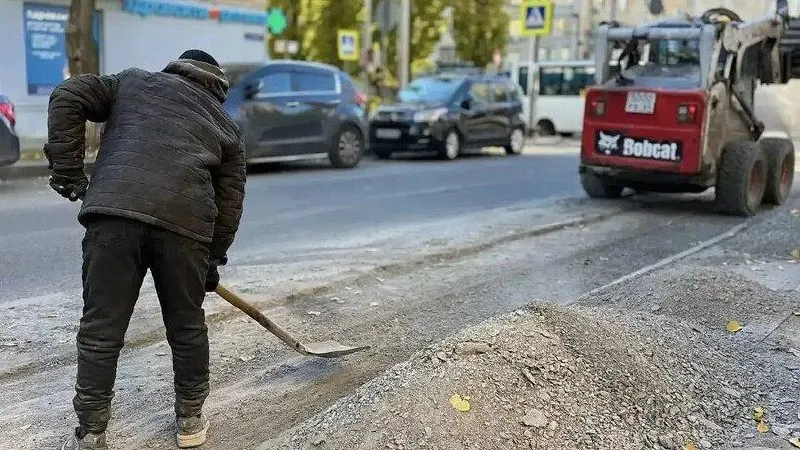 На улице Рабочая в Саратове ведут ремонт дороги после критики мэра к состоянию полотна.