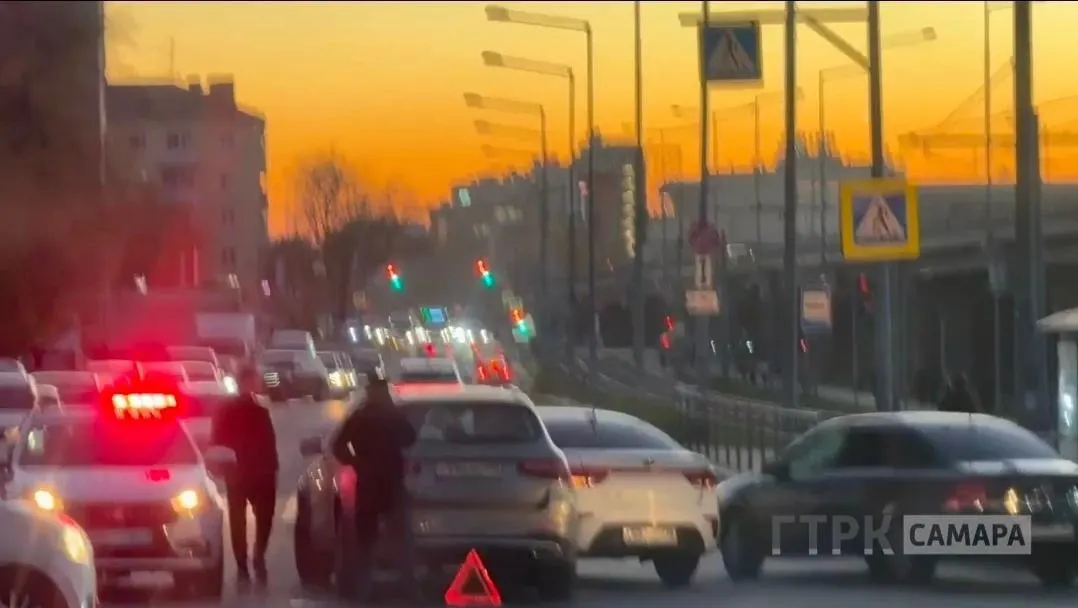 Дорожно‑транспортное происшествие на перекрёстке затруднило движение; на месте работают сотрудники ГИБДД.