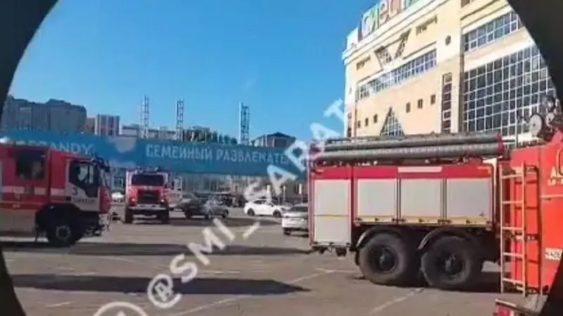 У ТЦ «Сиеста» в Саратове задействованы шесть пожарных расчётов; причина вызова уточняется.