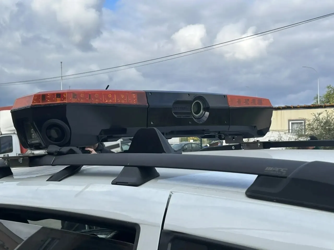 Новая технология автоматически считывает номера окружающих авто и передает данные приставам в реальном времени.