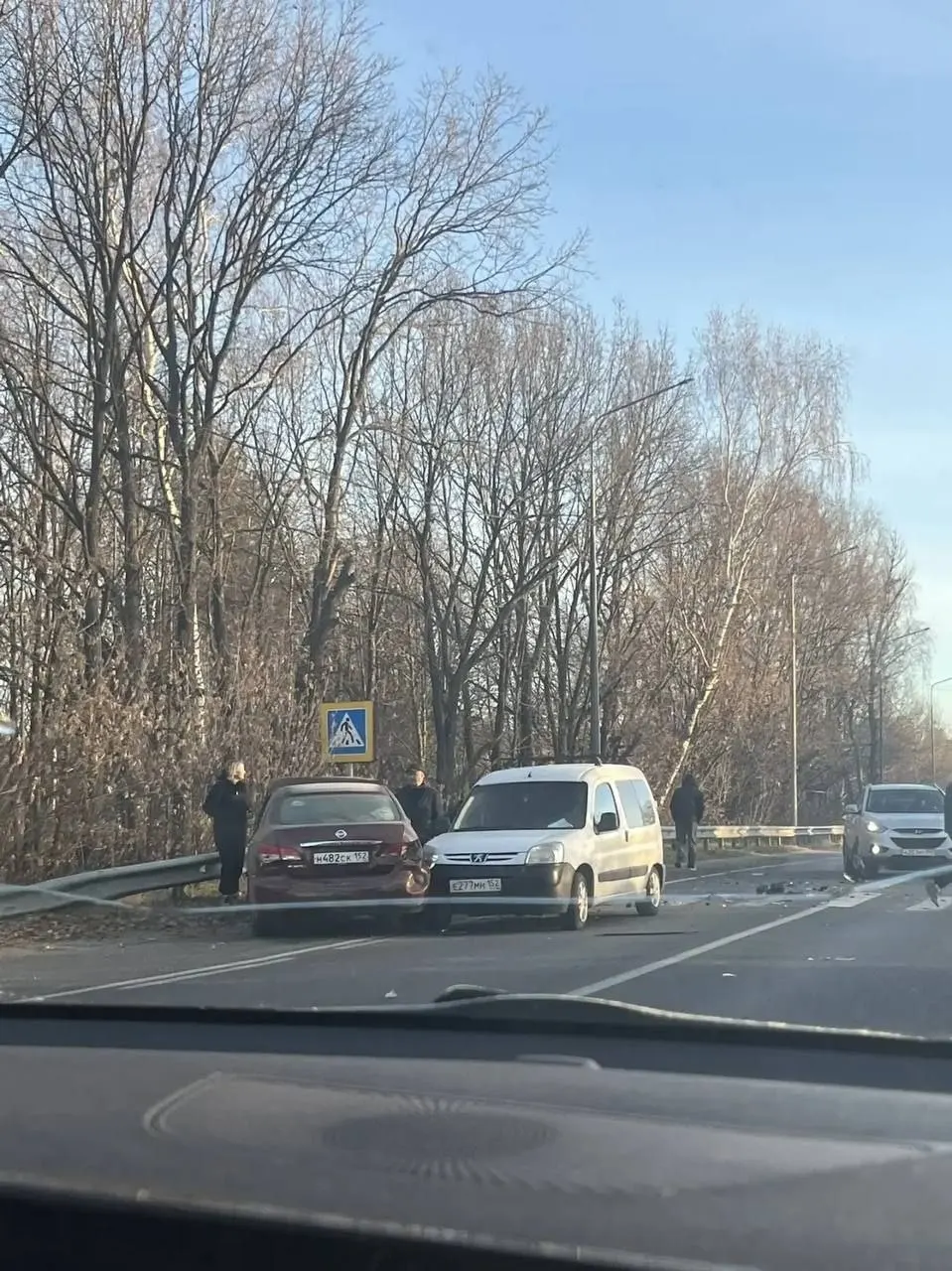 78-летний водитель погиб за рулем Nissan, после чего его автомобиль врезался в Ниву, Весту и Peugeot. Пострадал 54-летний пассажир «Весты», его доставили в больницу.