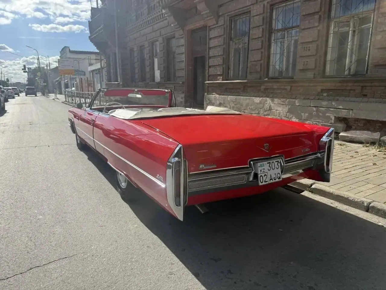 Редкий Cadillac DeVille 1965 года выпуска появился в центре города и привлек внимание горожан.
