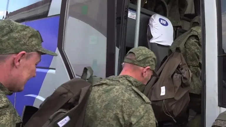 Освобождение произошло в рамках очередного обмена военнопленными; ранее мужчину считали погибшим и похороненным, но он вернулся домой.