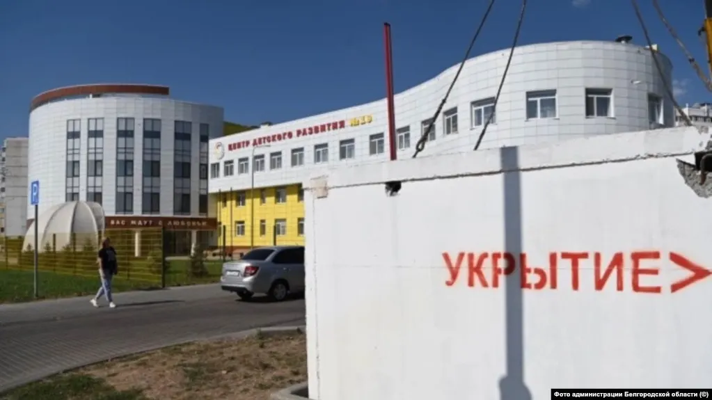 Ночные удары беспилотников по регионам России привели к гибели одного человека в Белгородской области, ранениям и значительным повреждениям домов и объектов инфраструктуры в нескольких регионах, включая Пермский край и другие.