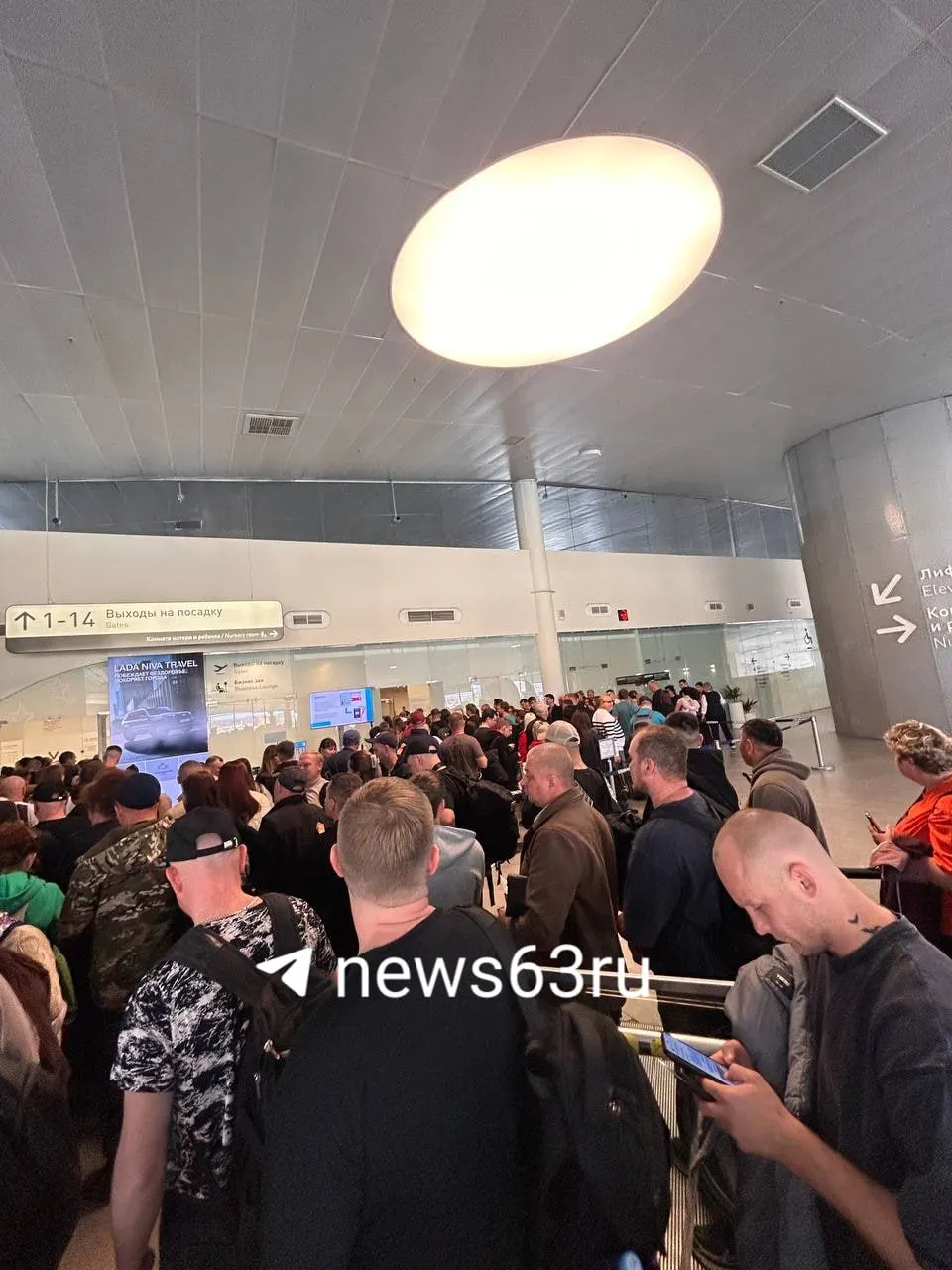 Сотни пассажиров ждали в укрытии, затем их направили повторную регистрацию и досмотр; в зале ожидания отмечается давка.