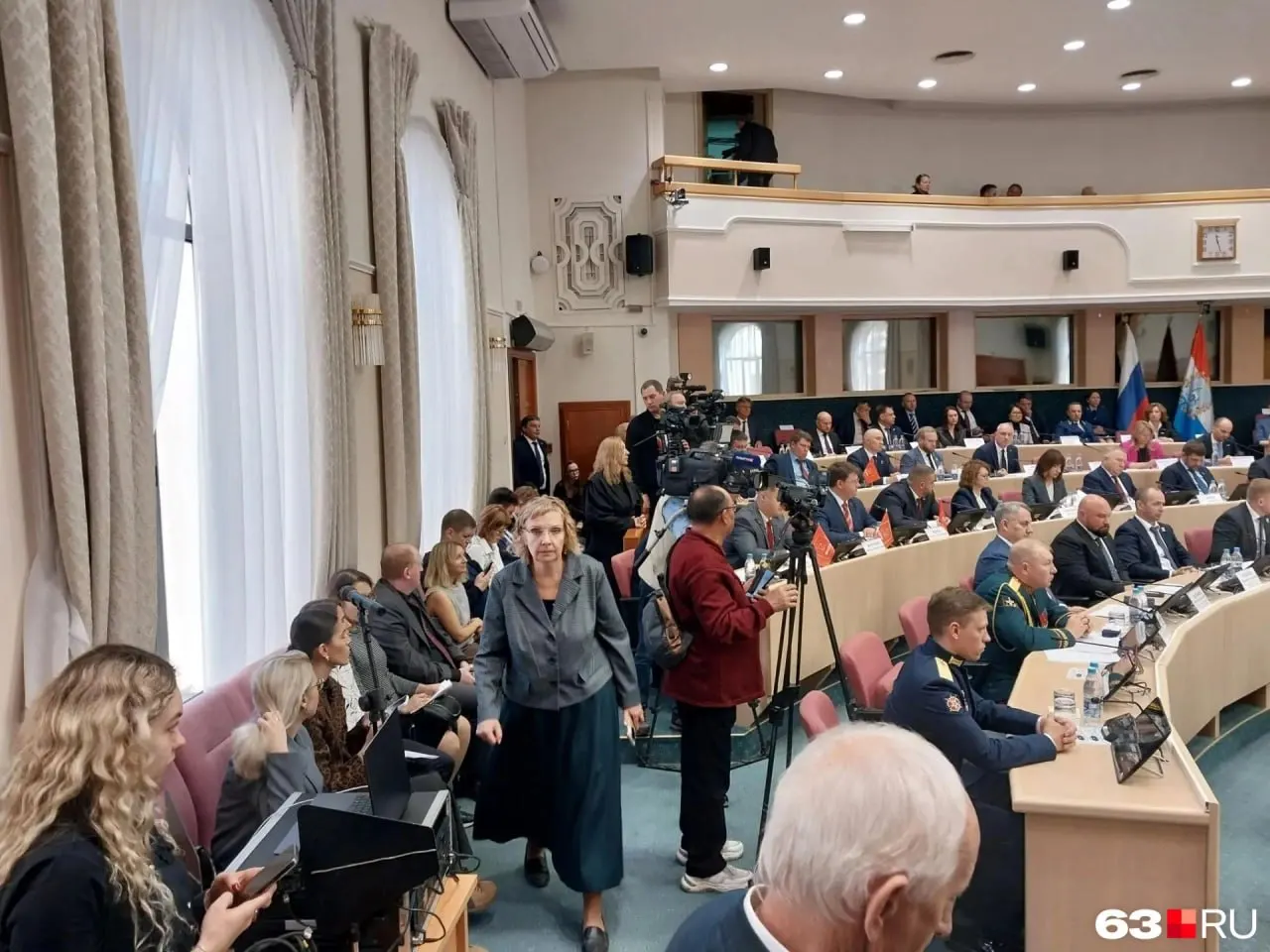Во время подготовки к тайному голосованию журналисты наблюдают за ходом заседания.
