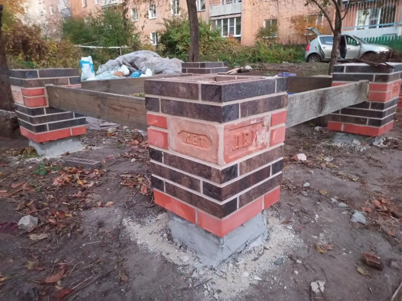 В курортном микрорайоне Ахуны рядом с памятниками архитектуры создают сад наличников; волонтёры приводят территорию в порядок и собирают пожертвования.
