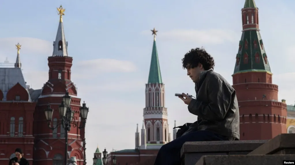 Законопроект предусматривает идентификацию несовершеннолетних на онлайн-платформах и сокращение времени пребывания в сети.