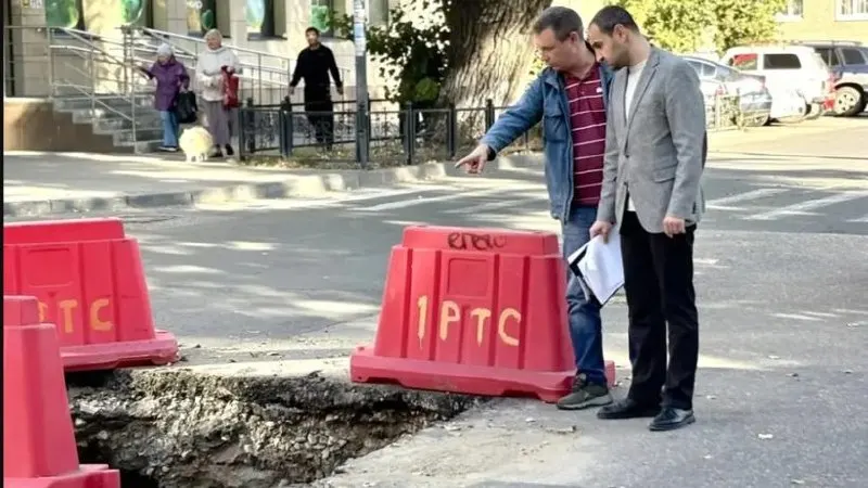 По данным пресс-службы мэрии города Саратова возбудили административные дела по фактам задержки восстановления дорог после земляных работ.