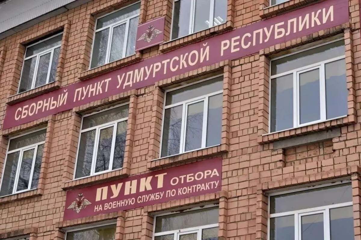 Правозащитники зафиксировали случаи насильственных задержаний и принуждения к подписанию контракта с Минобороны в десятках регионов России и аннексированном Крыму.