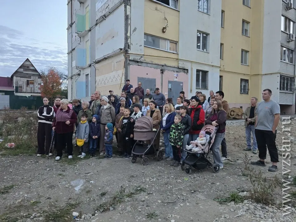После взрыва газа в июле 2025 года часть дома была признана пригодной для проживания, но капитальный ремонт до сих пор не начат; жильцы записали видеоб обращение к властям с призывом ускорить работы.