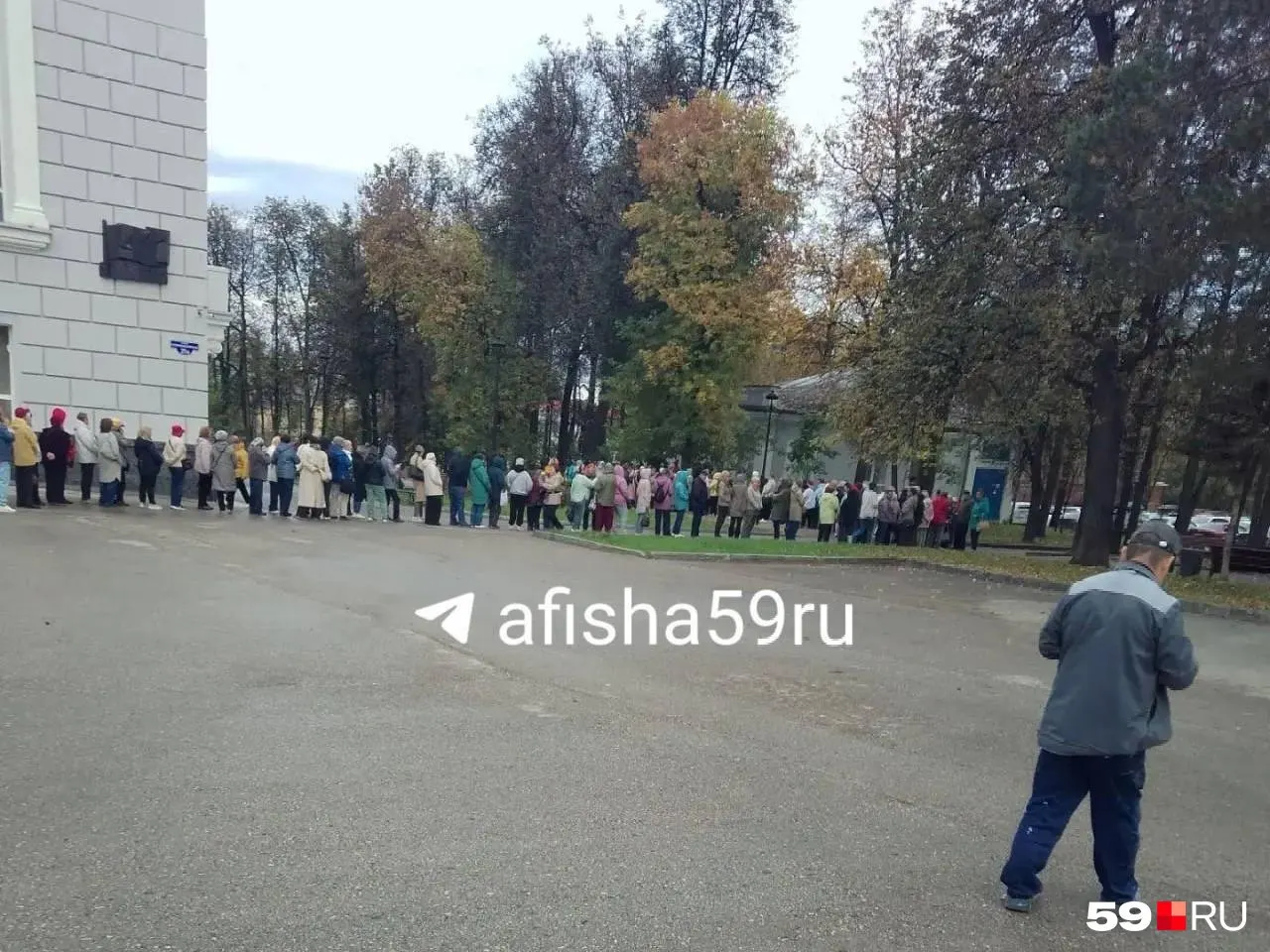 В Перми акция по льготным билетам для пенсионеров в театре оперы и балета спровоцировала длинные очереди; сайт билетов ограничен технически, акция действует в октябре.