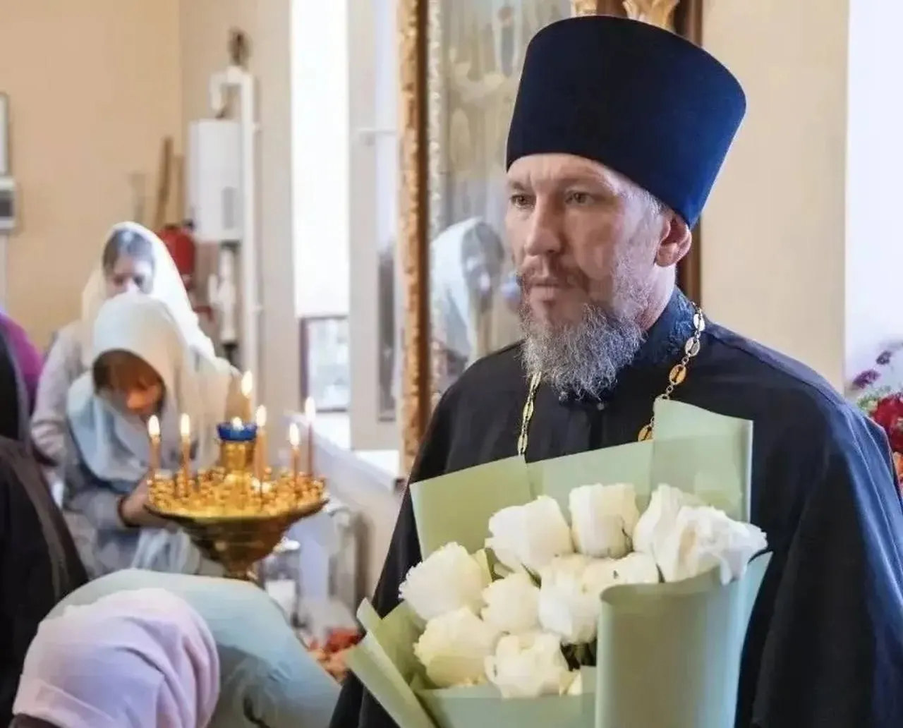 Во время рыбалки на Волге исчез служитель церкви; поисковики продолжают разыскивать мужчину, его автомобиль найден неподалёку у пристани в селе Приволжье, телефон недоступен.