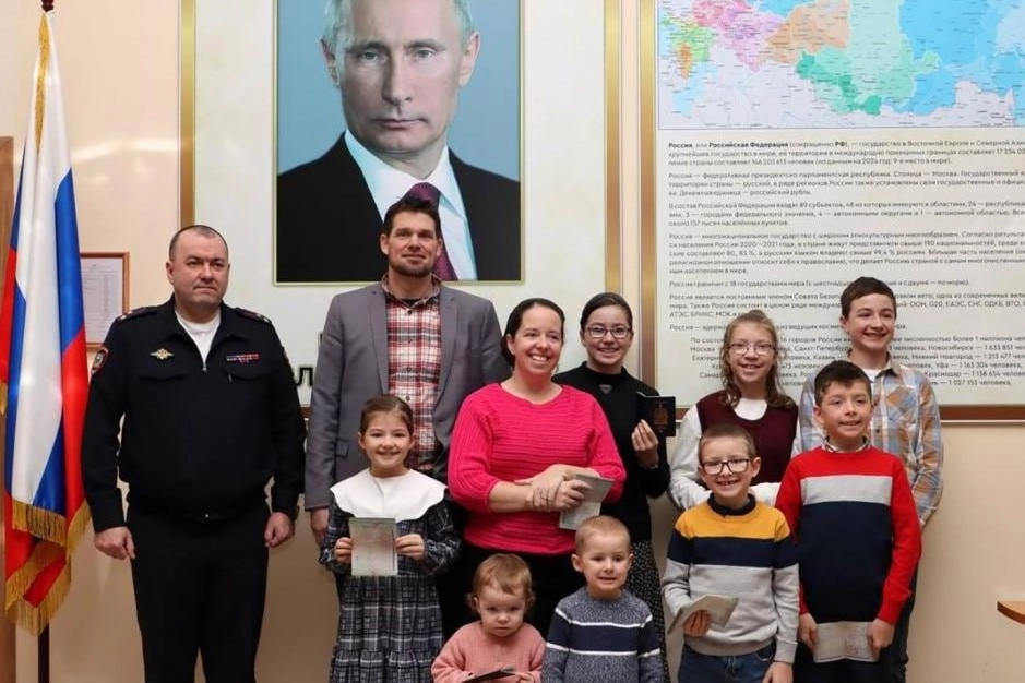 Изменения в правилах требуют заключения годового контракта на военную службу или соблюдения исключений при переходе с временного вида на жительство к постоянному; пример канадской семьи, переехавшей в Нижегородскую область, иллюстрирует новую реальность.