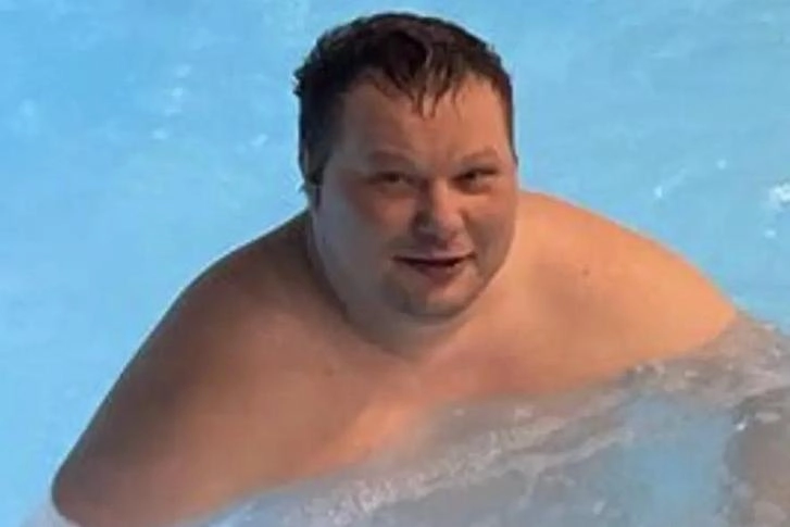 40-летний Алексей Корнеев, находившийся в СИЗО по обвинению в мошенничестве, умер в больнице. Расследование касается контракта на строительство образовательного комплекса в Новоспасском районе и возможных связанных взяток.