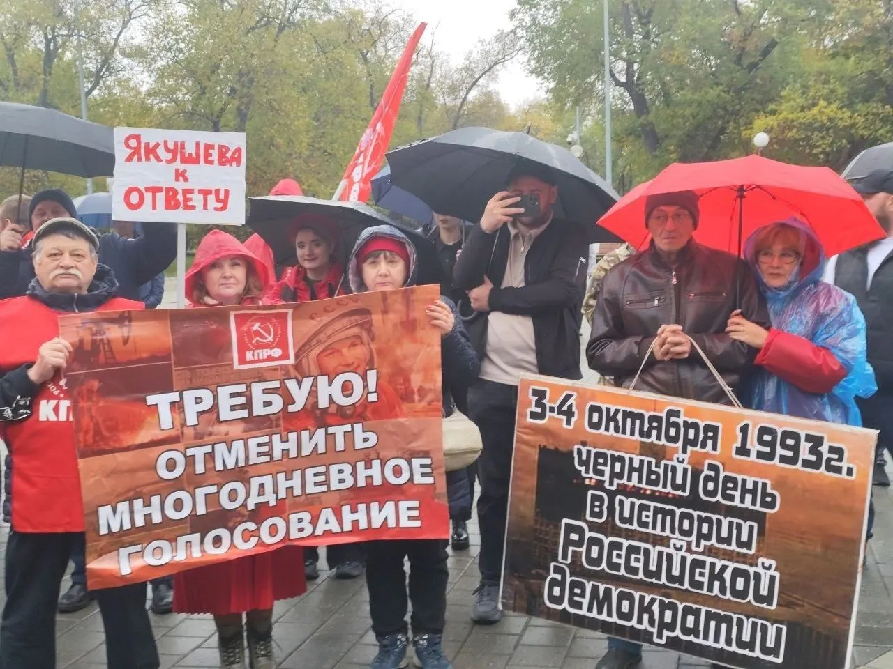 Более ста человек приняли участие в акции у Комсомольского сквера, участники требовали честных выборов и отмены многодневного голосования.