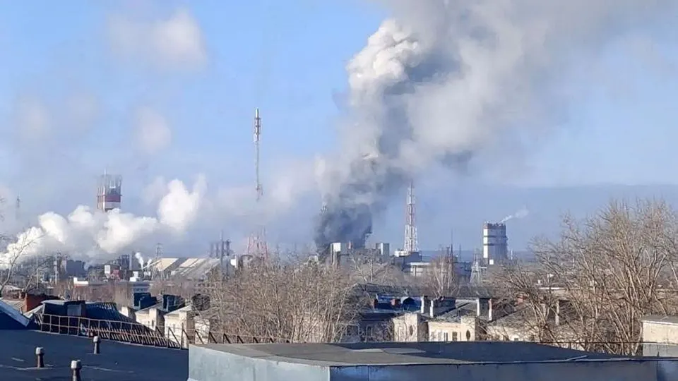 Украинские беспилотники нанесли удары по объектам в двух регионах России, повредив центр обработки данных ФНС в Городце и завод «Азот» в Березниках. В регионе введены меры ограничений.