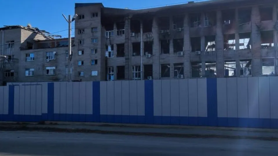 Удар по заводу «Энергия» в Ельце вызвал пожар и ранения среди сотрудников; продолжаются работы по ликвидации последствий.