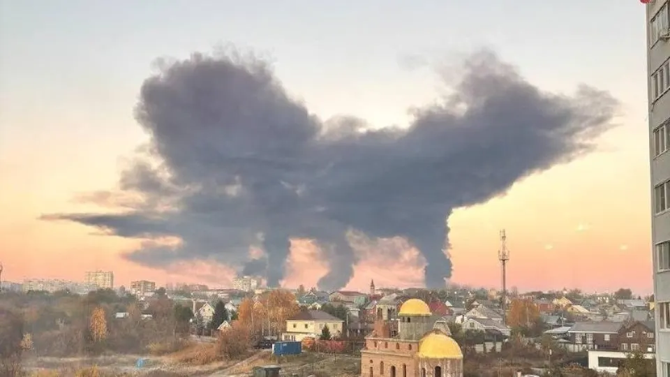 Ночные атаки беспилотников по Брянской области, Самарской области и Москве привели к пожару на заводе, передвижению в аэропортах и активной работе ПВО.
